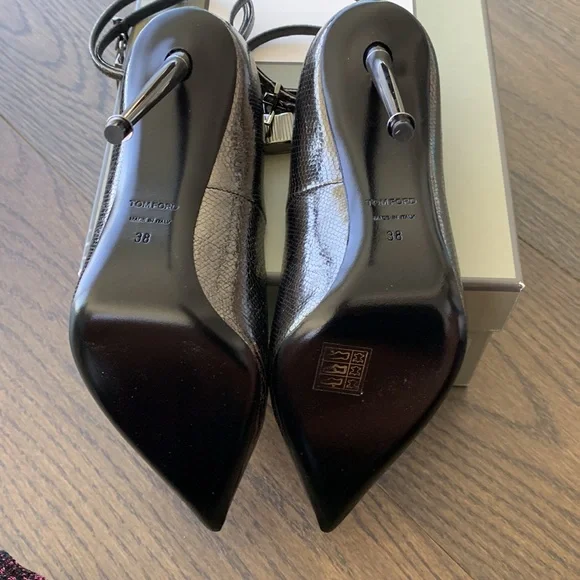 TOM FORD GUNMETAL PUMP W/ LOCK 38 - Picture 9 of 10